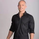 רז שכניק